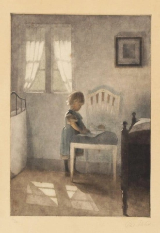Interior ensolarado com a filha do artista, Ellen, em pé ao lado de uma cadeira branca