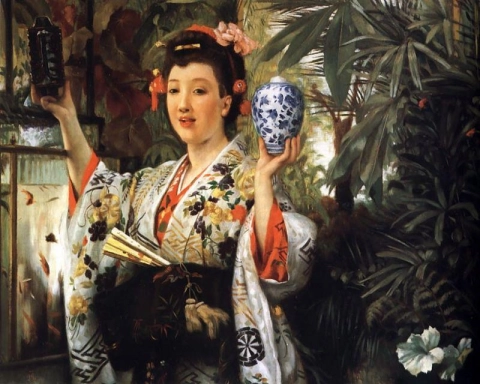 Mujer joven sosteniendo objetos japoneses