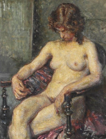Uma modelo feminina nua sentada em uma cadeira