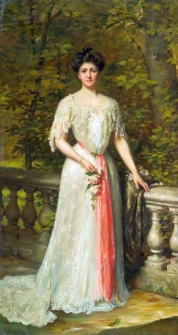 Ett porträtt av en dam i en vit klänning med ett rosa skärp vid en balustrad