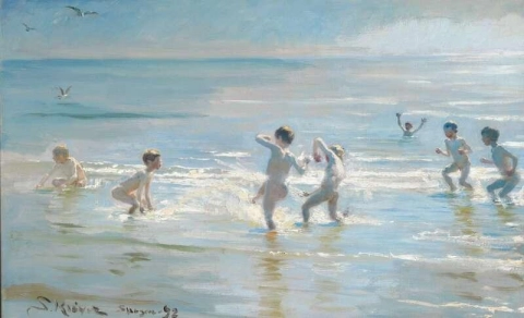一群男孩在阳光照射的水中