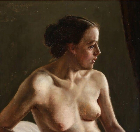 Una modelo desnuda sentada