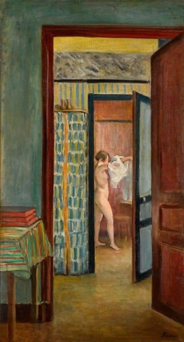 Naakt trekt zijn shirt aan in een interieur, ca. 1925