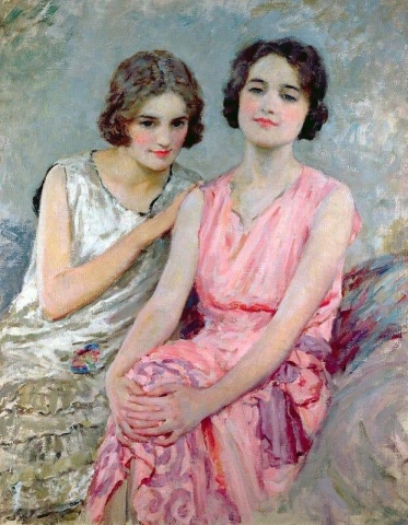 Kaksi nuorta naista istuu