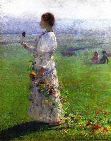 Vacker flicka som går genom fälten med en blomma i handen