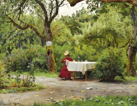 En elegant kvinne i en rød kjole sitter ved et salongbord i hagen 1890