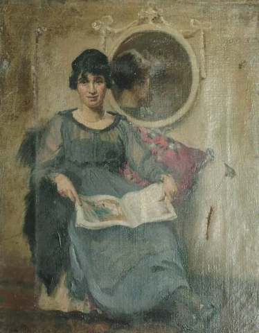Портрет женщины в полный рост, сидящей и читающей журнал перед зеркалом, 1919 год.