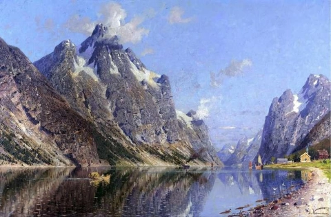 Ein schneebedeckter Fjord