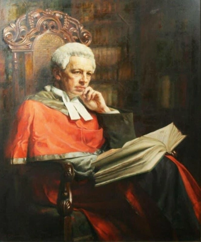 Retrato de um juiz sentado lendo em uma cadeira esculpida
