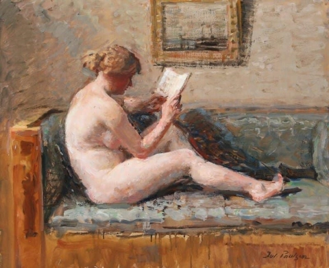 En naken lesemodell på en sofa