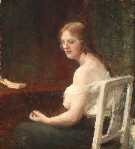 Interior com uma mulher sentada à mesa