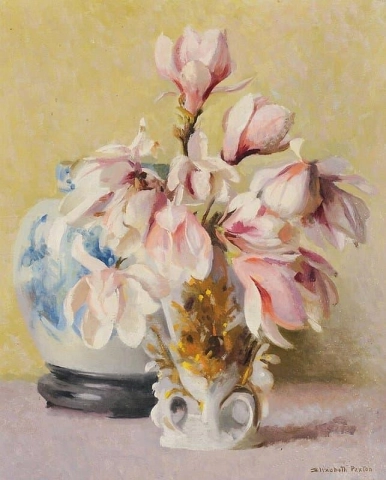 Magnolias en un jarrón blanco con tarro de jengibre