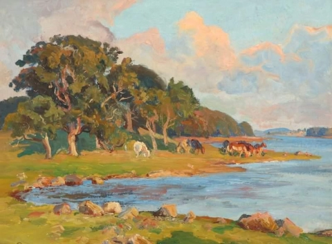 Un paisaje de verano con vacas a orillas de un arroyo.
