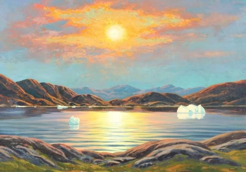 피오르드 너머로 한밤의 태양이 보이는 그린란드의 풍경