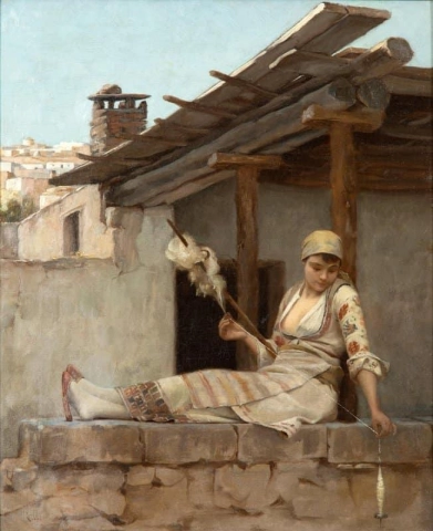 Ragazza seduta su un muro di pietra che fila la lana
