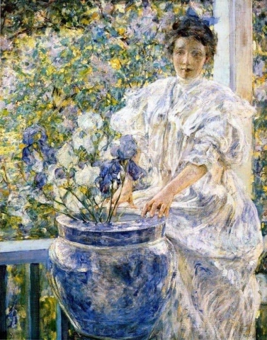 花を持つポーチの女性 1906 年頃