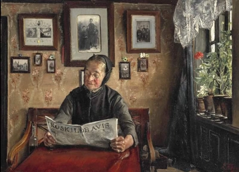 Innenraum aus Baldersbronde mit einer alten Frau, die die Tagesnachrichten aus Roskilde liest
