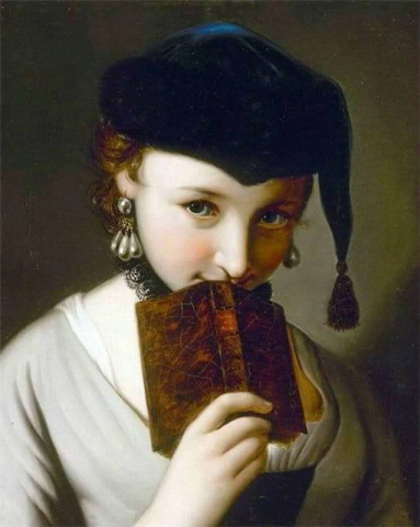 Nuori nainen venäläisessä hatussa pitelemässä kirjaa