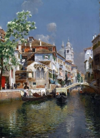 Góndolas en un canal veneciano Santa Maria Della Salute en la distancia