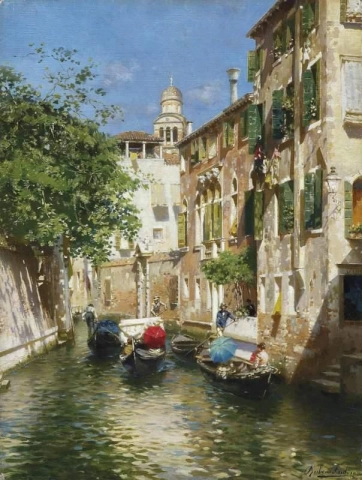 Gondoleiros em um canal veneziano