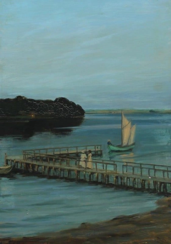 木製の桟橋に二人の女性と海沿いの夕方の風景
