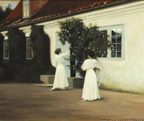 길고 흰 드레스를 입은 두 어린 소녀가 정원에서 장미를 따고 있습니다.