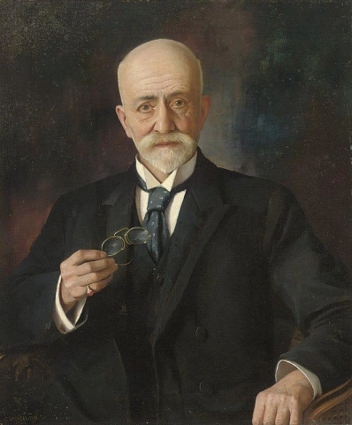 Retrato de Nissim Levy Esq. Meio comprimento em um terno preto e óculos na mão direita, 1922