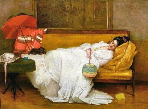 Девушка в белом платье отдыхает на диване