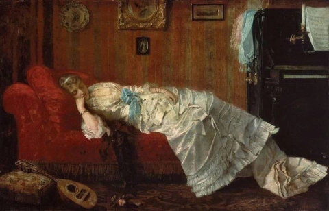Mujer joven descansando en una sala de música