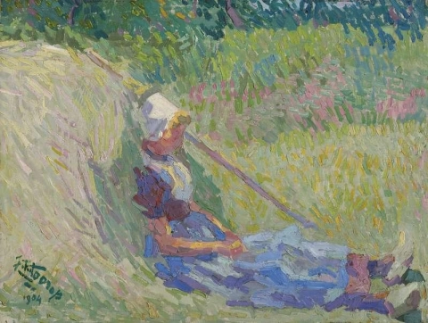 Jente hviler mot en høystakk 1904