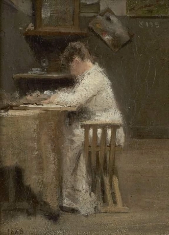 Nainen lukee pöydässä