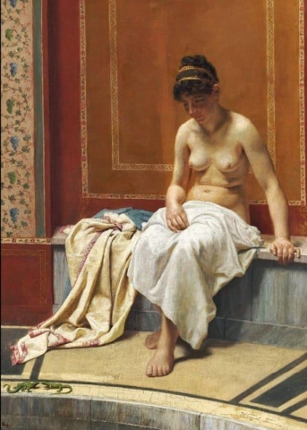 Een jonge vrouw zit in een Turks bad en kijkt naar twee hagedissen