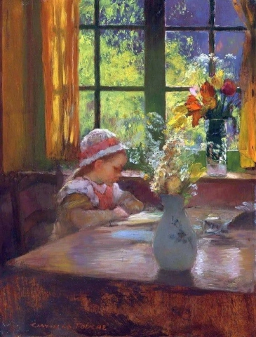 一个戴帽子的小女孩在窗边看书