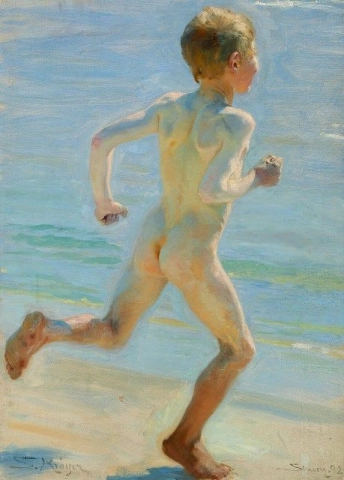 Niño desnudo corriendo por la playa hacia el mar