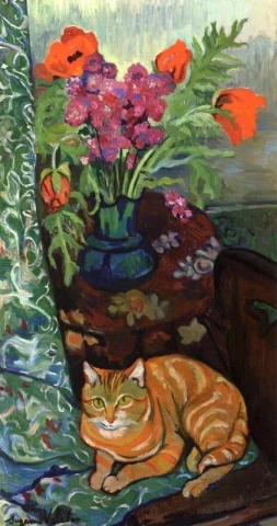 Кот, лежащий перед букетом цветов 1919