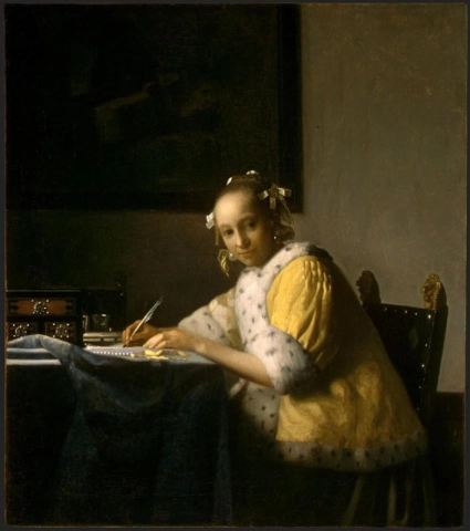 Nuori nainen kirjoittaa kirjettä
