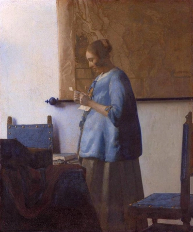 Nainen sinisessä lukemassa kirjettä