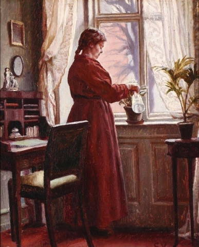 Interior com uma mulher regando flores