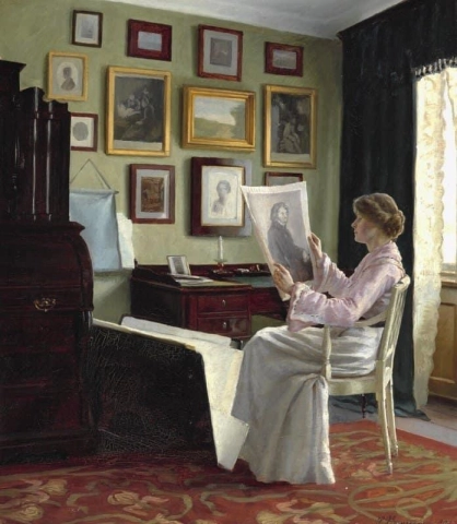 Der Sammler. Innenraum mit einer nachdenklichen jungen Frau, die einen Druck betrachtet, der den dänischen Bildhauer Bertel Thorvaldsen 1902 darstellt