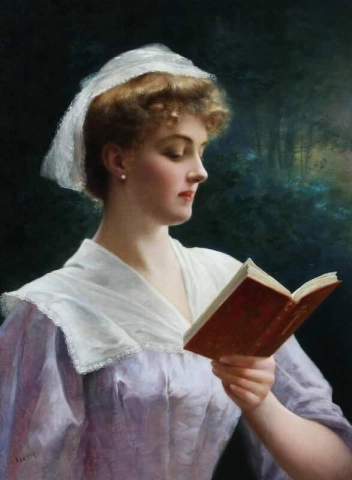 Молодая женщина читает книгу