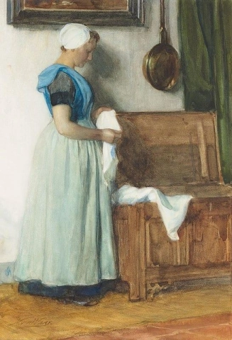 امرأة ترتدي الزي التقليدي عند صندوق البطانية