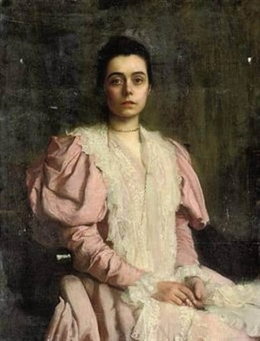 一位身穿蕾丝领粉色连衣裙的四分之三身长的年轻女士的肖像