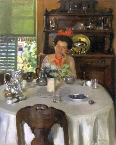 mujer en una mesa