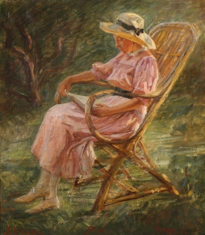 Pip. En ung kvinna läser i en trädgårdsstol 1911