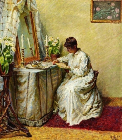 امرأة شابة ترتدي فستانًا أبيض تقرأ على طاولة الزينة الخاصة بها عام 1891