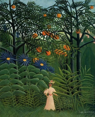 Mujer caminando en un bosque exótico