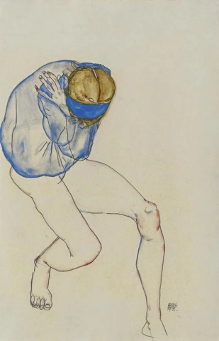 Полуобнаженная блондинка в синей рубашке и синей повязке на голове, 1913 год.