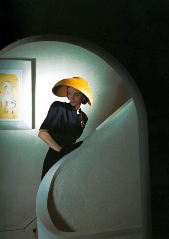 عارضة الأزياء هورست بول ألبرت بورمان ترتدي قبعة صفراء اللون لمجلة فوغ - 1943