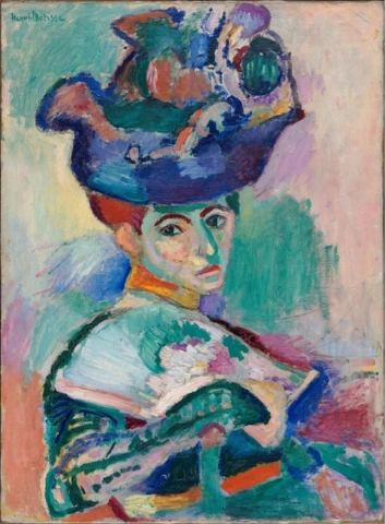 امرأة مع قبعة