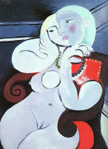 Nainen alaston istuu punaisessa nojatuolissa